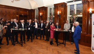 Novoroční číše vína v hotelu ANdAZ